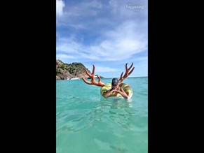 Heidi Klum in Heidi Klum's Sexy Seaside Stroll Photos