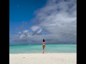 Alexandra Daddario in Alexandra Daddario Sizzles In Sexy Beach Bikini