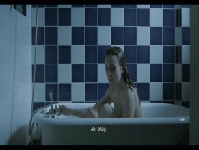 Alexa-jeanne Dube in Oui Mais Non Short