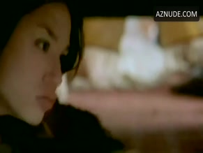 Amira Casar in Mariees Mais Pas Trop