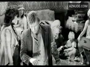 Anne Brochet in Dust