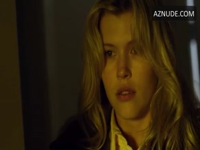 Chelsey Reist in Embrace Of The Vampire