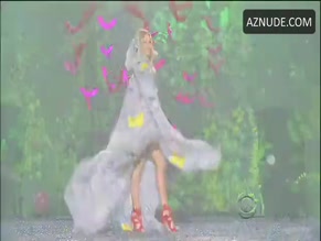 Doutzen Kroes in The Victoria's Secret Fashion Show 2009