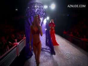 Doutzen Kroes in The Victoria's Secret Fashion Show 2011