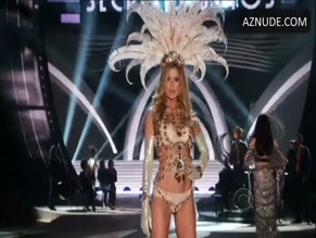 Doutzen Kroes in The Victoria's Secret Fashion Show 2012