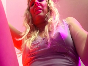Elena Wolff in Asche