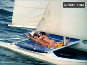 Fiona Lewis in Tintorera