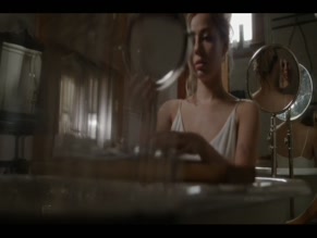 Mackenzie Porter in Travelers