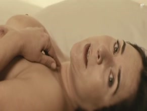 Catherine Bernstein in Nue