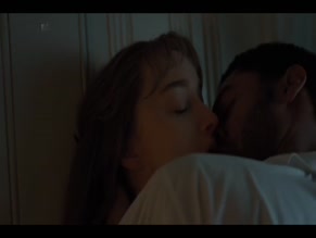 Phoebe Dynevor in Bridgerton