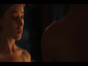 Phoebe Dynevor in Bridgerton