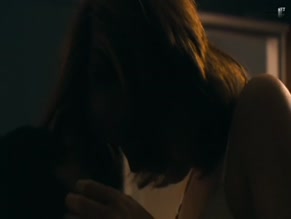 Erika Sainte in Elle Ne Pleure Pas, Elle Chante