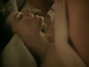 Izzy Meikle-small in Outlander