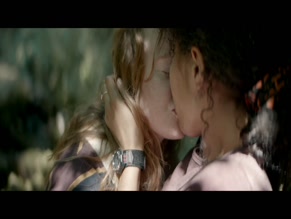 Jasmin Savoy Brown in Yellowjackets
