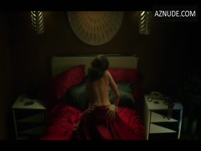 Jennifer Bartels in American Woman