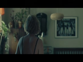 Luna Wedler in Je Suis Karl