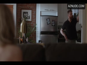 Mackenzie Porter in Travelers