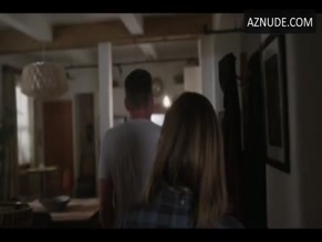 Mackenzie Porter in Travelers