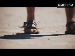 Mia Wasikowska in Tracks
