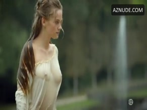 Noemie Schmidt in Versailles