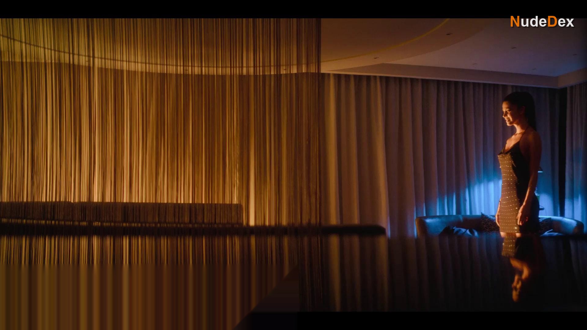 Adriana Arango in Medusa, photo 3