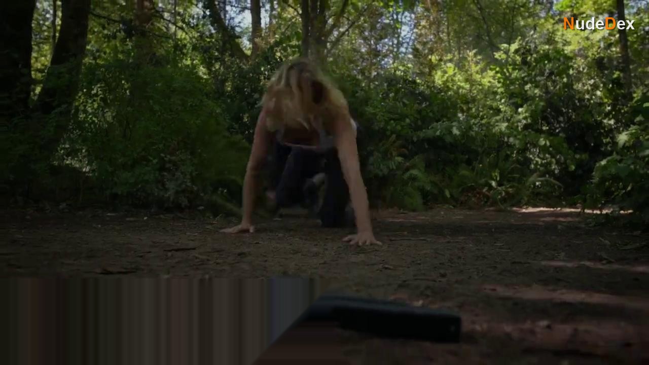 Adrianne Palicki in S W A T Under Siege, photo 4