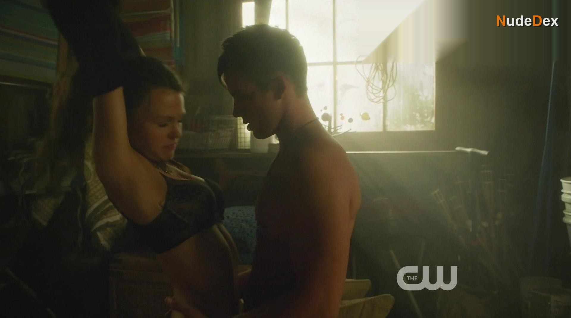 Aimee Teegarden in Star-crossed, photo 1