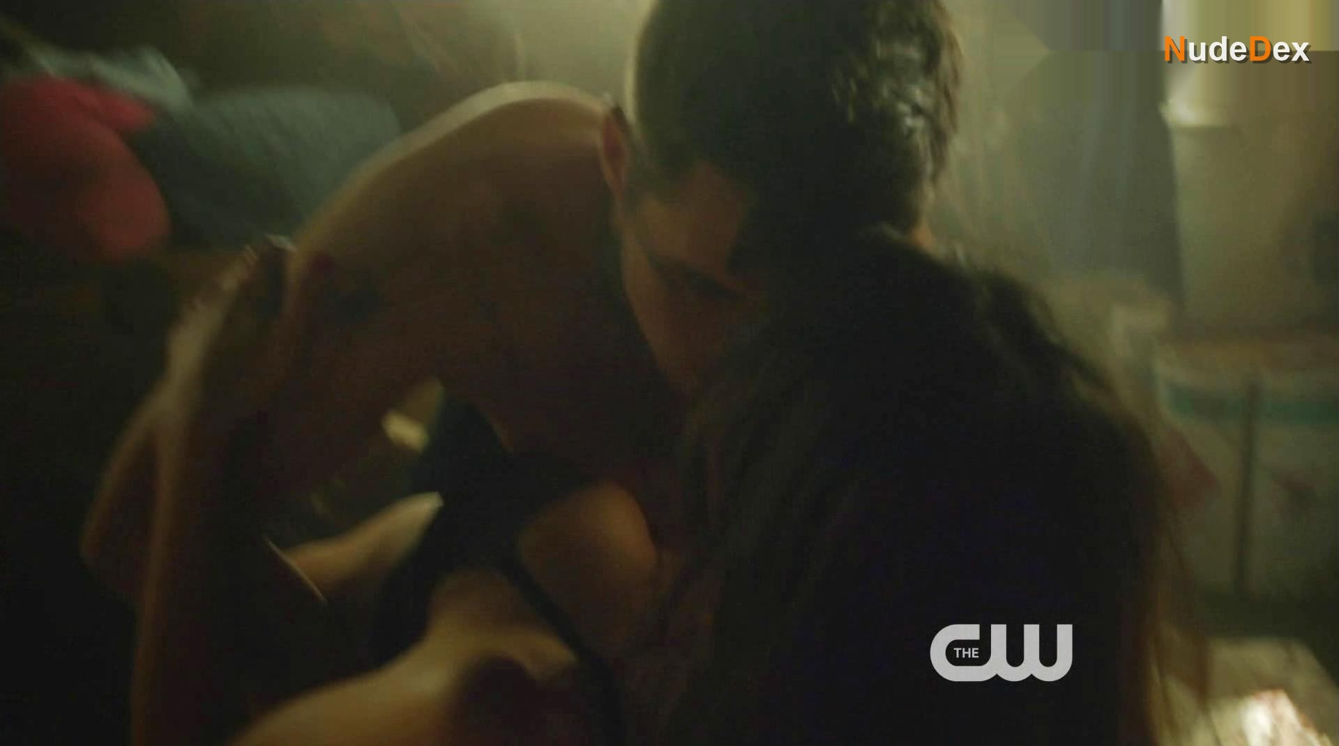 Aimee Teegarden in Star-crossed, photo 2
