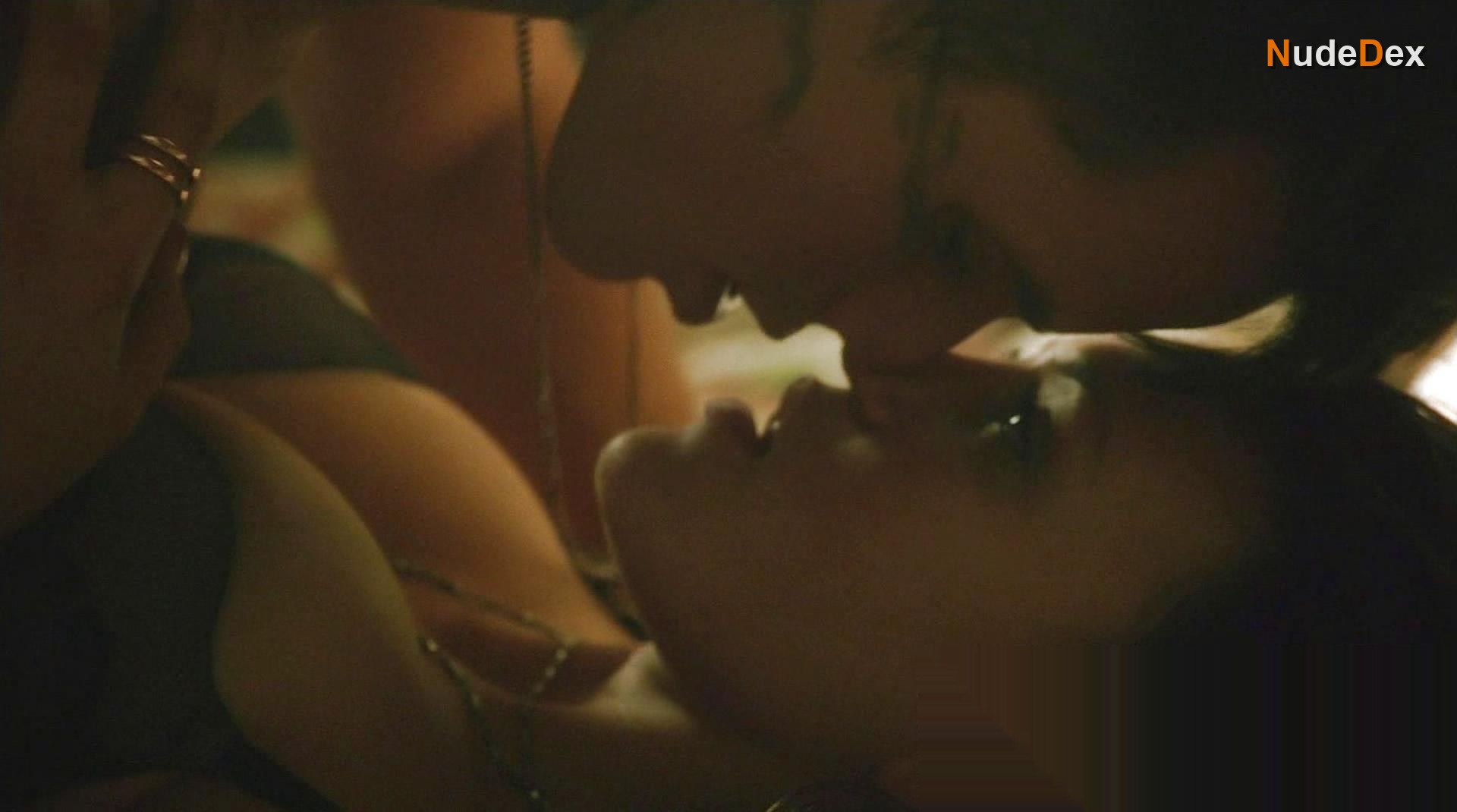 Aimee Teegarden in Star-crossed, photo 3
