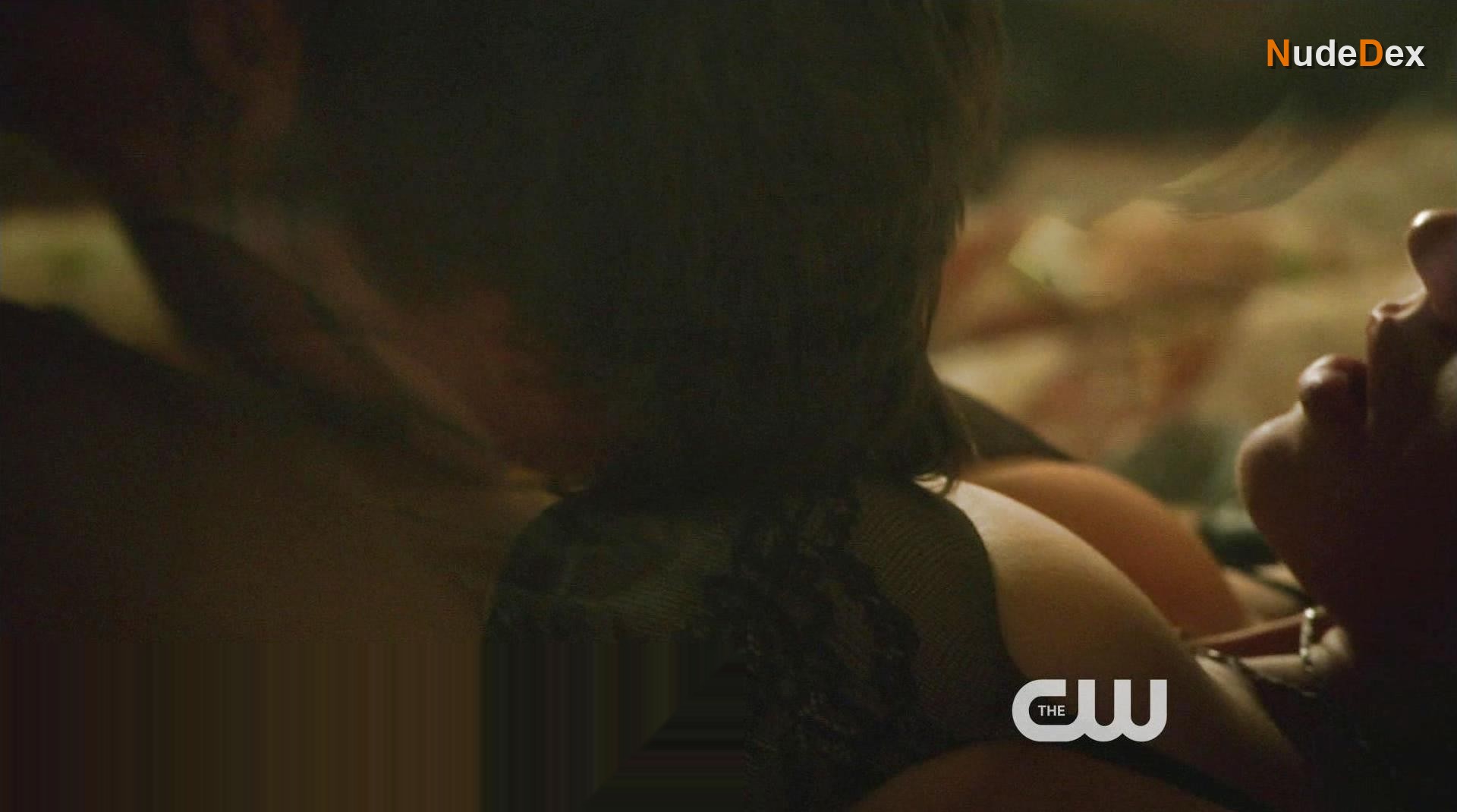 Aimee Teegarden in Star-crossed, photo 4