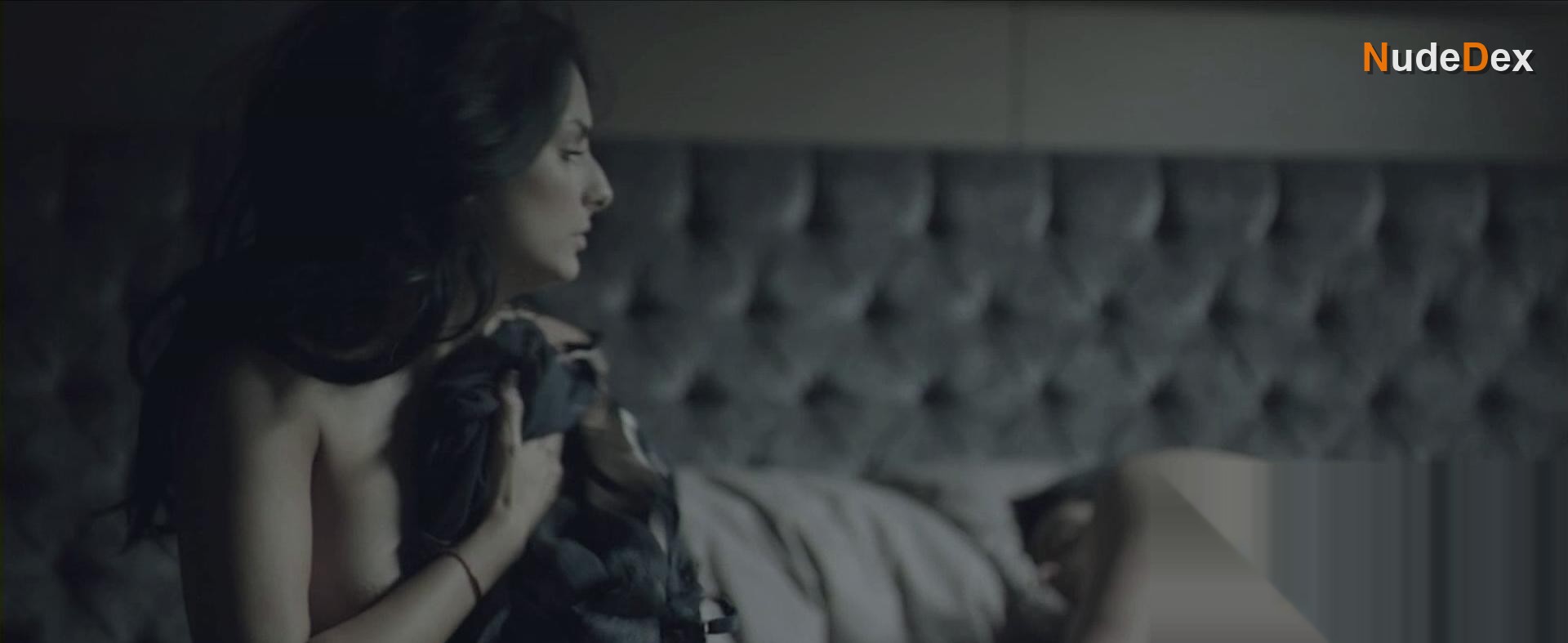 Aislinn Derbez in A La Mala, photo 2