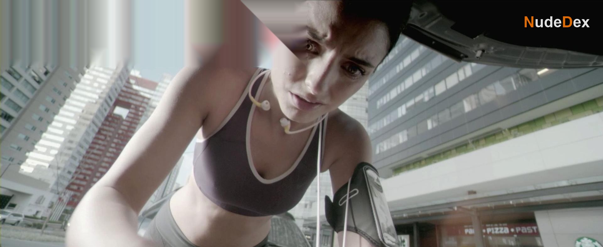 Aislinn Derbez in A La Mala, photo 5