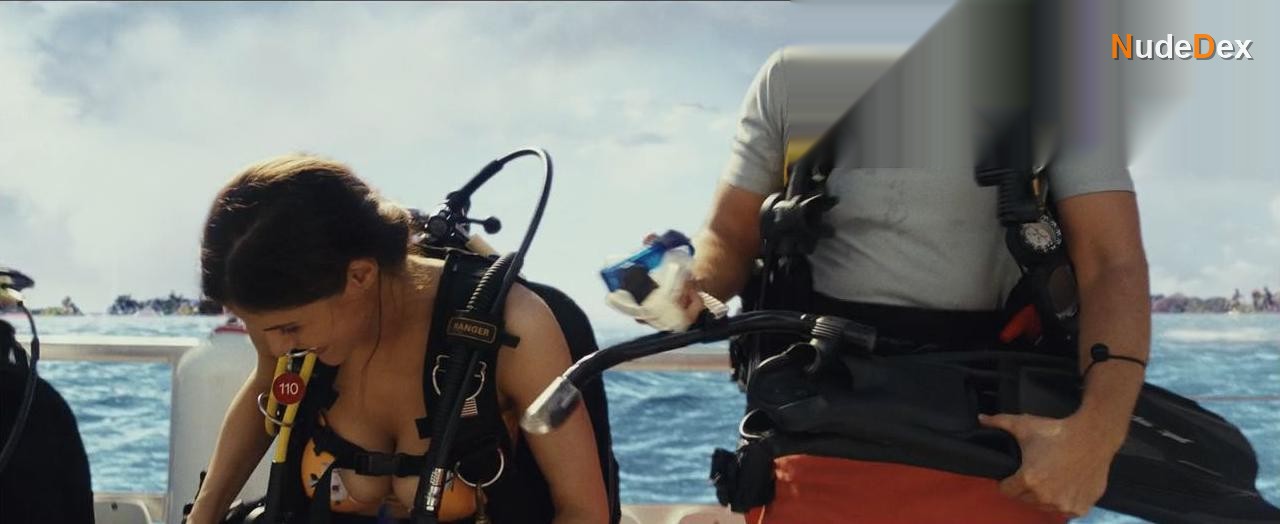 Alexandra Daddario in Rampage, photo 2