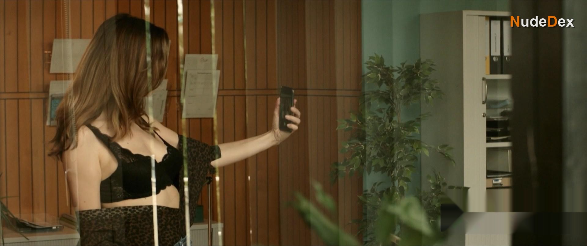 Aleyna Cara in Frau Jordan Stellt Gleich, photo 3