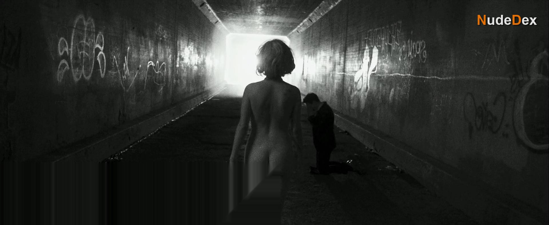 Alia Shawkat in Paint It Black, photo 3