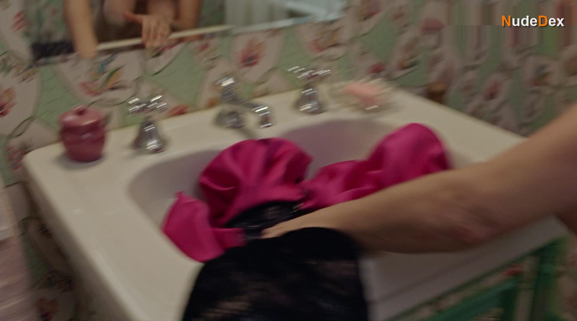 Alia Shawkat in Search Party, photo 14