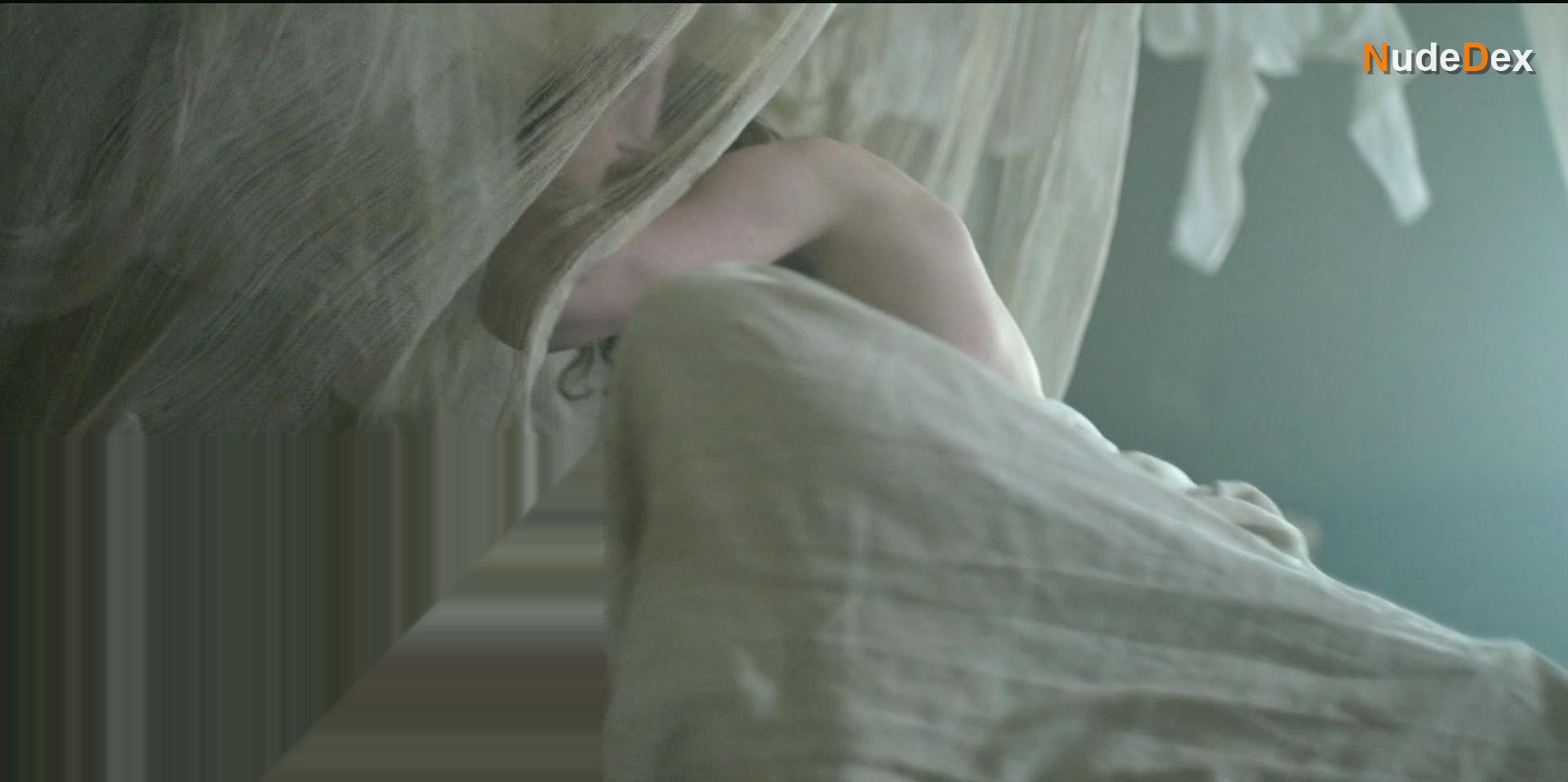 Alice Englert in Dangerous Liaisons, photo 2
