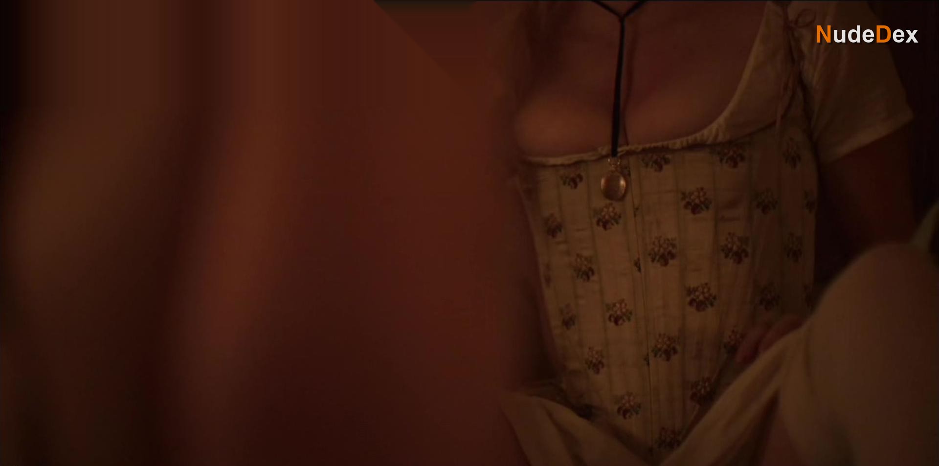 Alice Englert in Dangerous Liaisons, photo 4