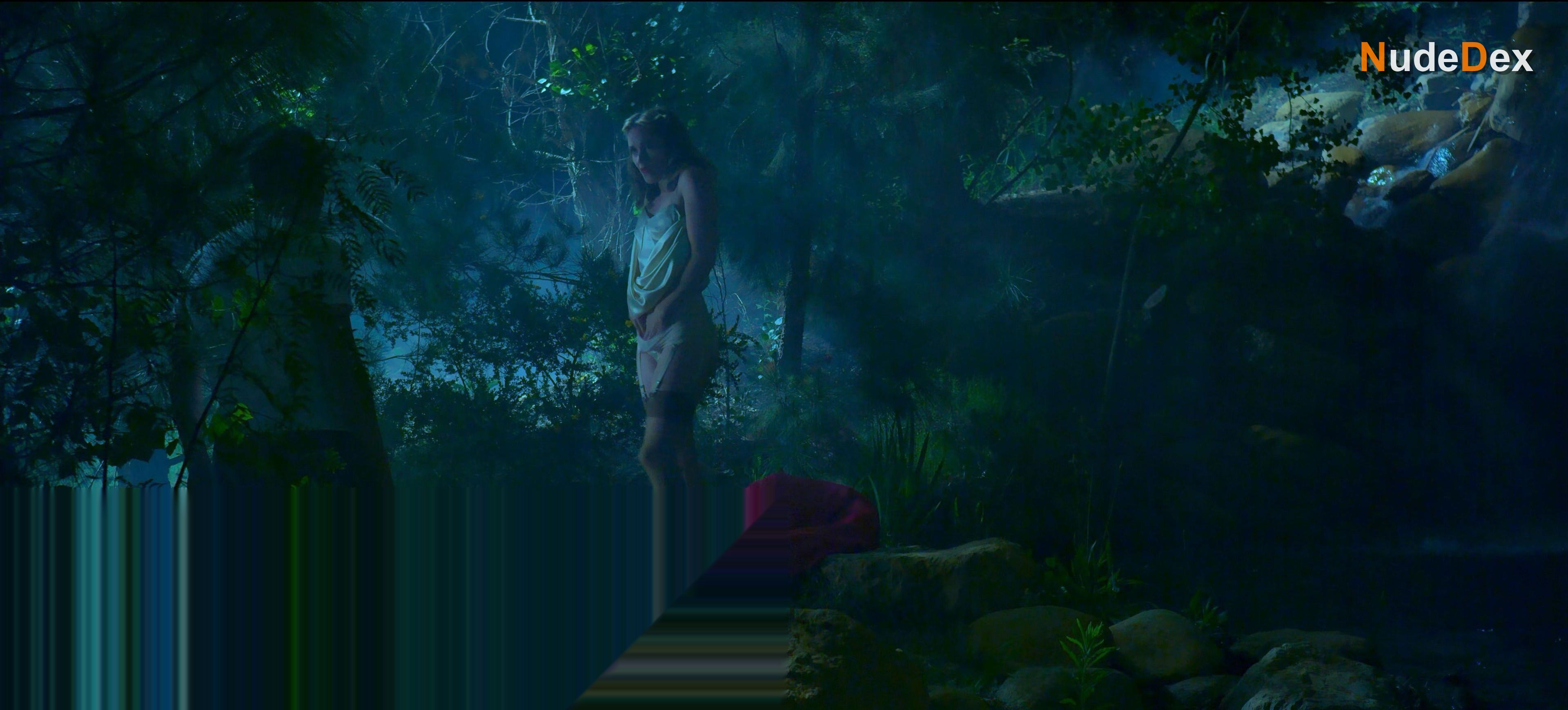 Alice Englert in Ratched, photo 3