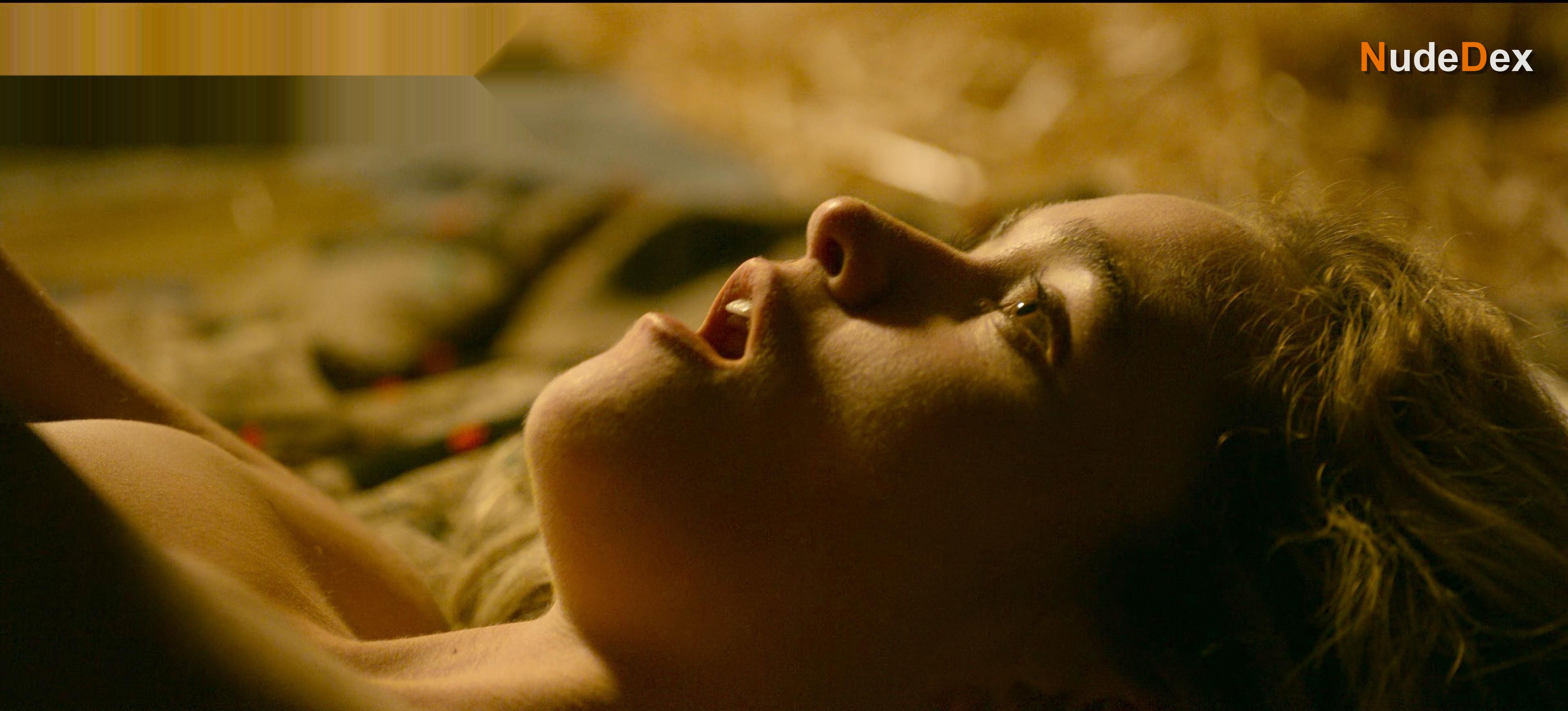 Alice Englert in Ratched, photo 5