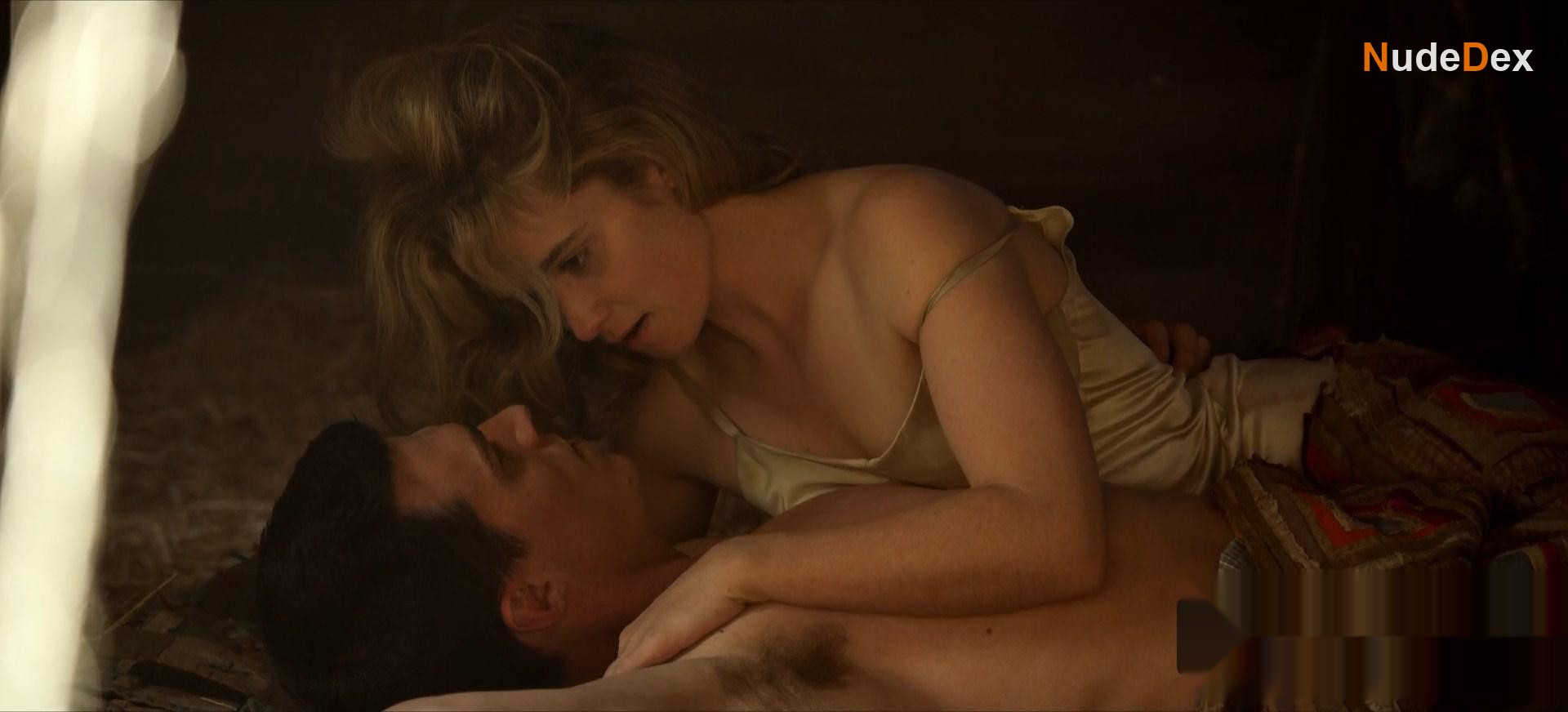 Alice Englert in Ratched, photo 8