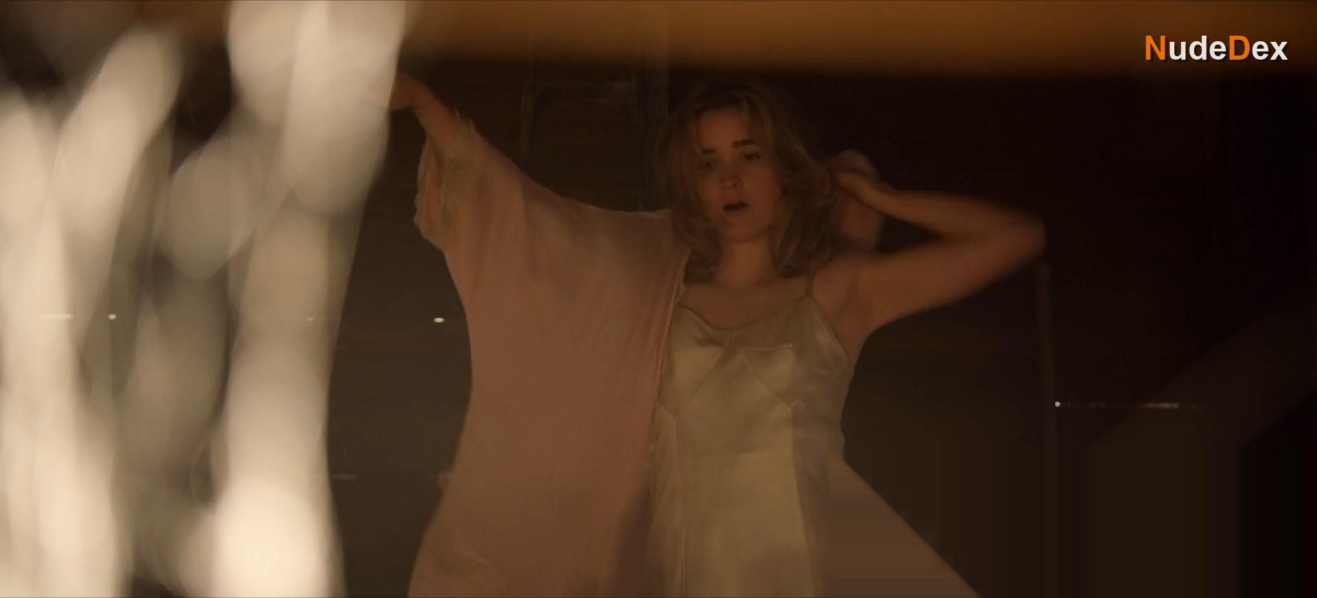 Alice Englert in Ratched, photo 11