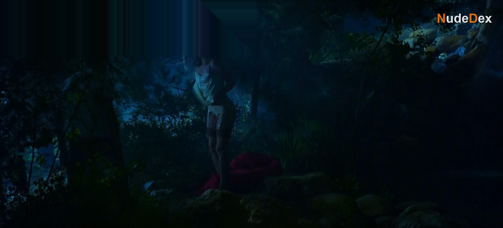 Alice Englert in Ratched, photo 16