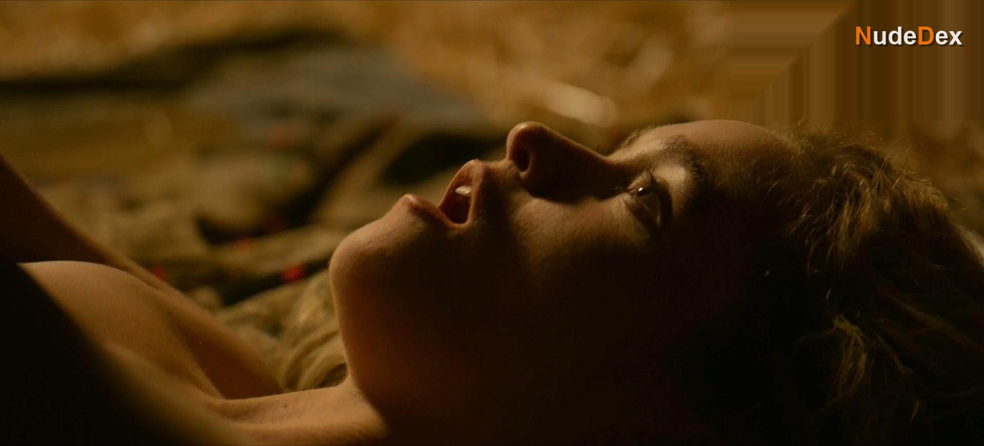 Alice Englert in Ratched, photo 19