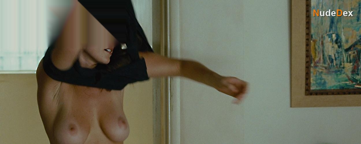Alice Eve in Crossing Over, photo 4