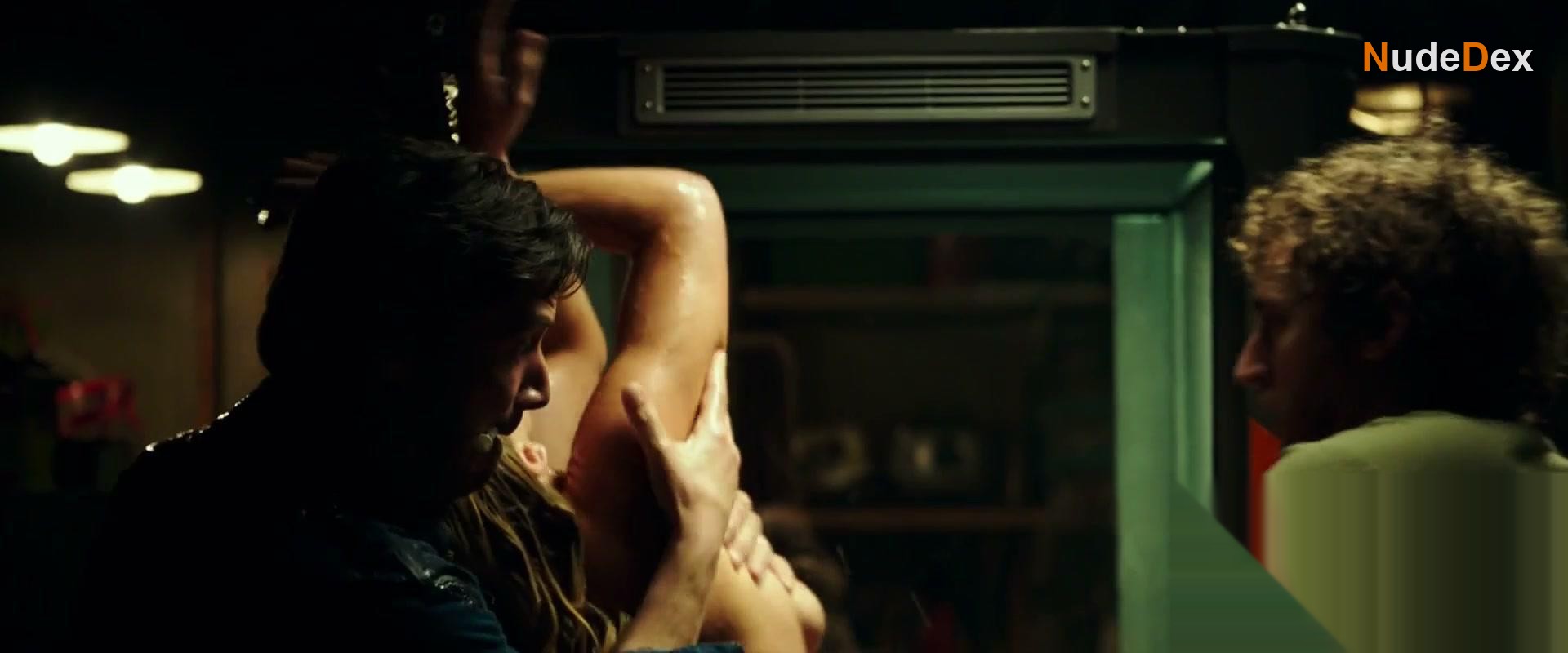 Alice Eve in Replicas, photo 6