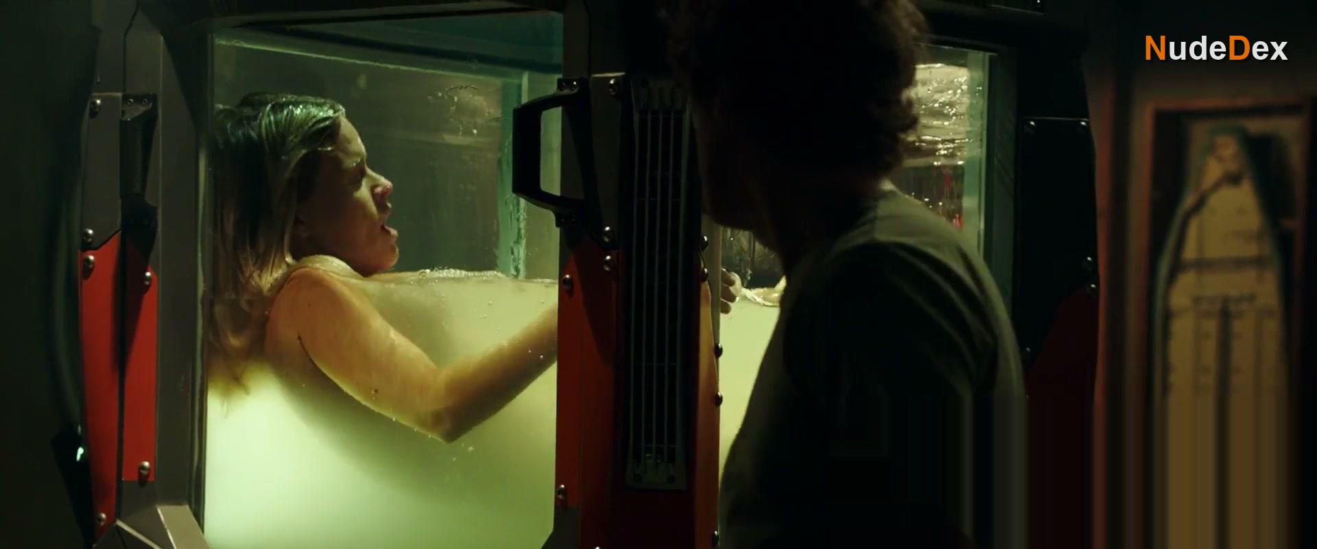 Alice Eve in Replicas, photo 35