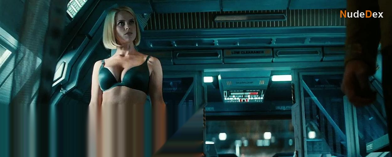 Alice Eve in Star Trek Into Darkness, photo 1