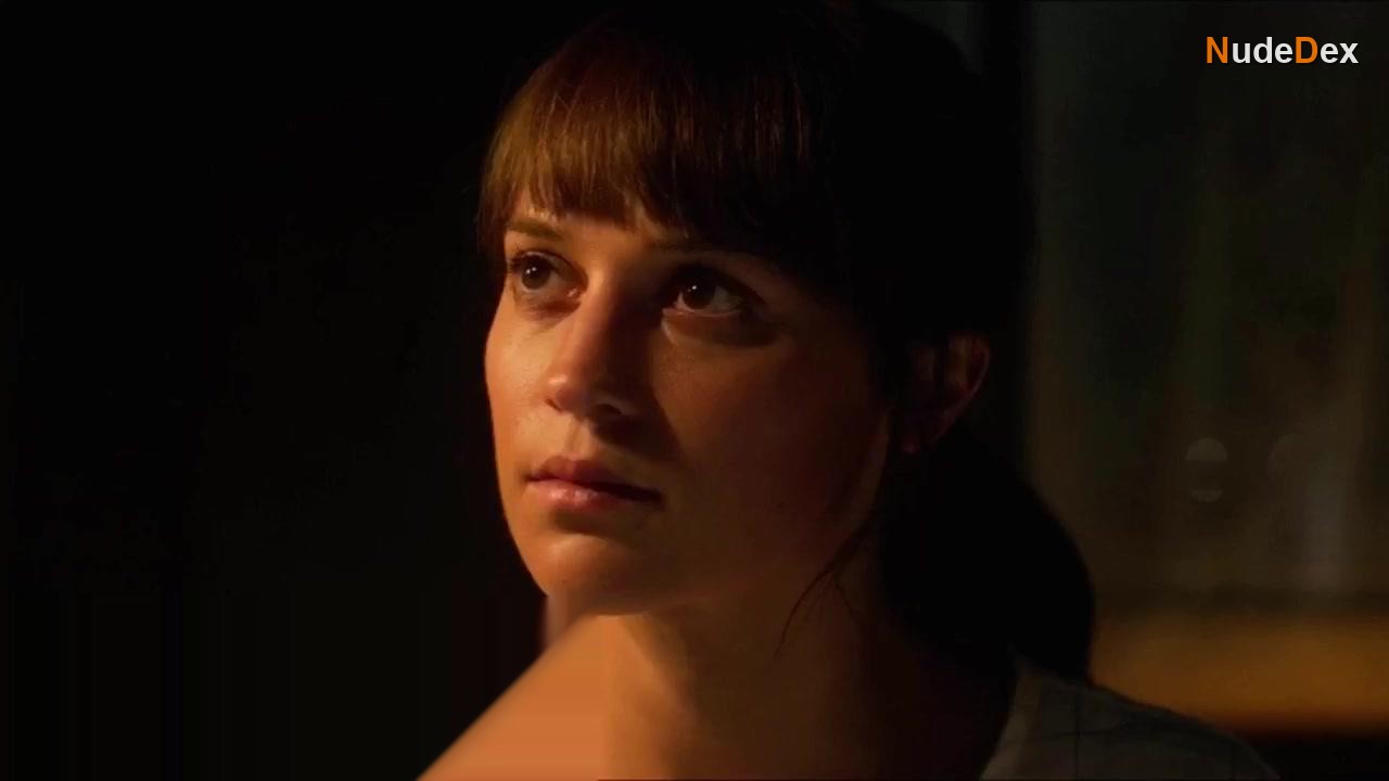 Alicia Vikander in Earthquake Bird, photo 9
