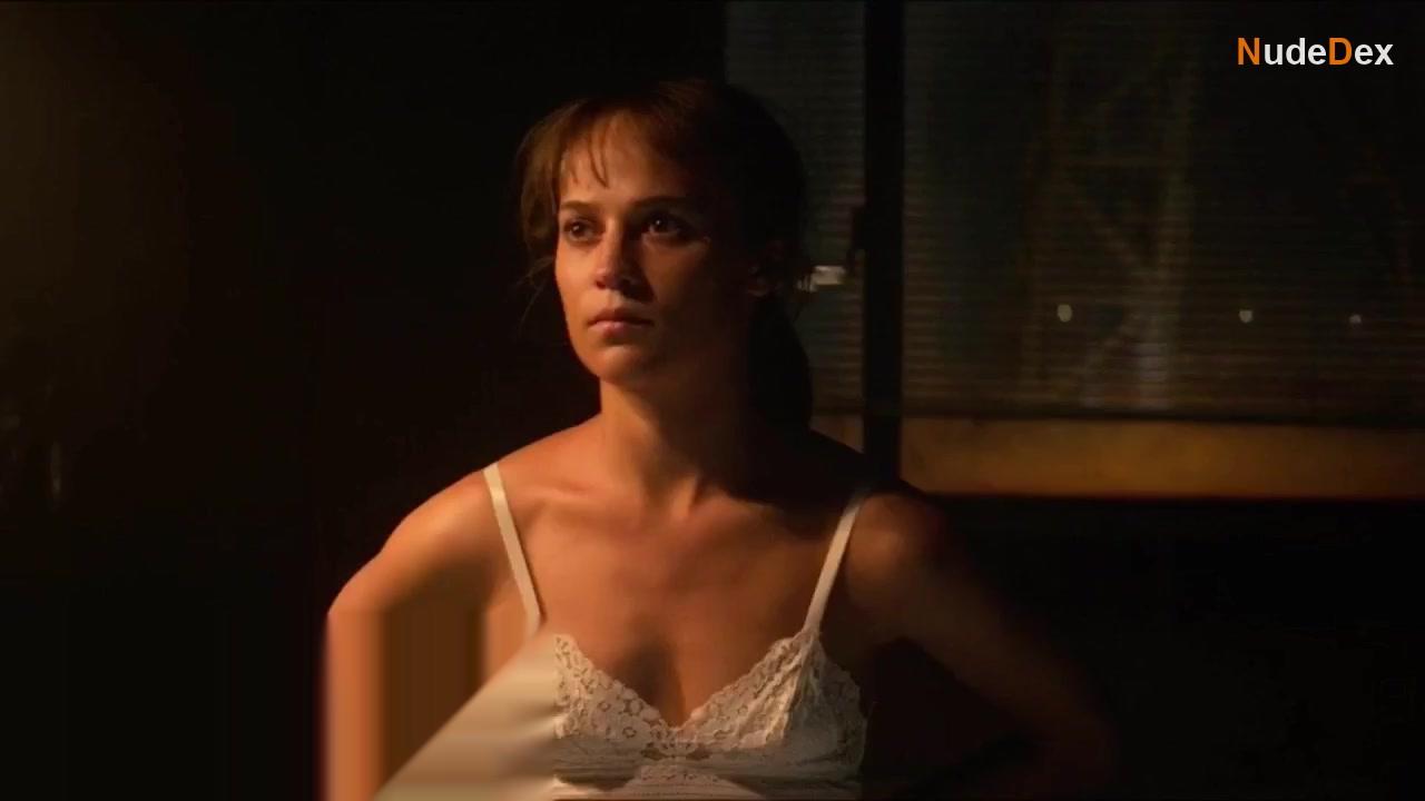 Alicia Vikander in Earthquake Bird, photo 10